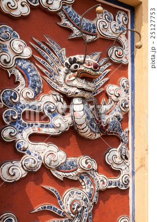 ベトナムのホイアンにある古い建物の龍をモチーフにした壁飾り 25127753