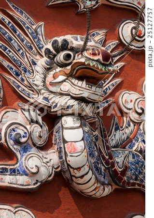 ベトナムのホイアンにある古い建物の龍をモチーフにした壁飾りの写真素材