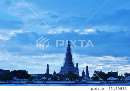 Evening View of Wat Arun in Bangkok, Thailand 25129936