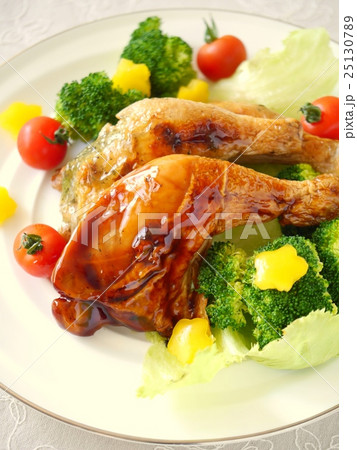 照り焼き＆バジルソースのローストチキン　（ハイアングルアップ） 25130789