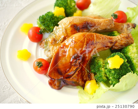 照り焼き＆バジルソースのローストチキン　（横位置ハイアングル） 25130790