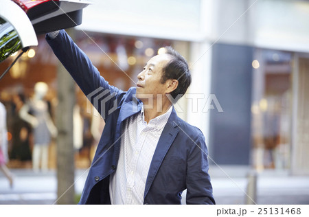 街中を歩く男性 街中を歩く男性 25131468