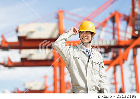 指示を出す港湾作業員 指示を出す港湾作業員 25132198
