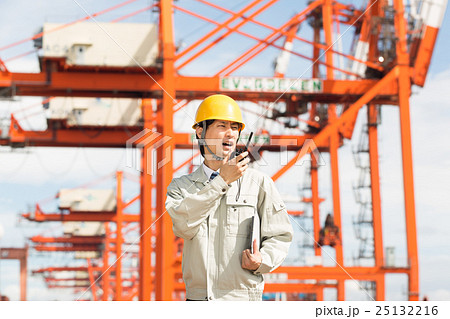 ガトリングクレーンと港湾作業員 25132216