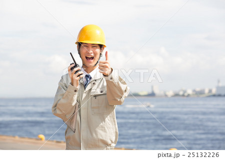 トランシーバーで指示をだす港湾作業員 25132226