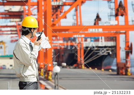 トランシーバーで指示をだす港湾作業員 25132233