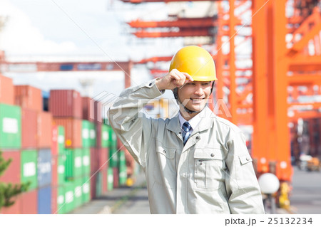 ガトリングクレーンと港湾作業員 25132234