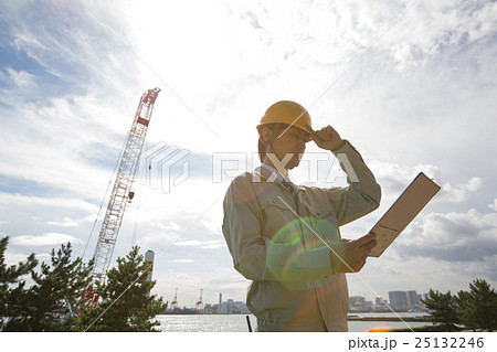 クレーンと港湾作業員 25132246