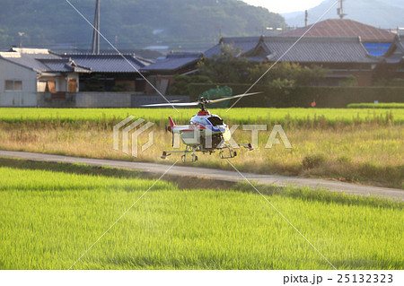 ラジコンヘリによる農薬散布 ヘリ防除 の写真素材