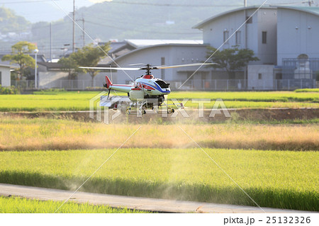 ラジコンヘリによる農薬散布 ヘリ防除 の写真素材