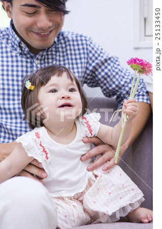 ソファで遊ぶ家族 25133450