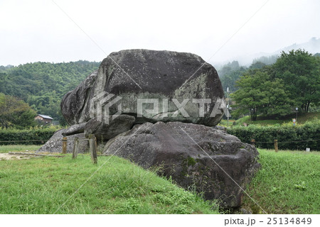 【世界遺産 飛鳥・藤原の宮都】国指定特別史跡 石舞台古墳玄室入口 奈良県高市郡明日香村 【世界遺産 飛鳥・藤原の宮都】国指定特別史跡 石舞台古墳玄室入口 奈良県高市郡明日香村 25134849