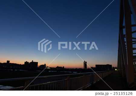 江戸川の夜明け前 25135126