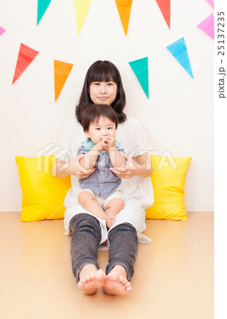 お母さんと男の子 お母さんと男の子 25137235
