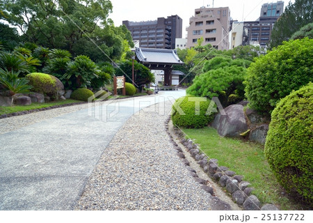神戸　相楽園　入り口のスロープ 25137722