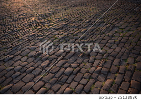 夕焼けの石畳 25138930