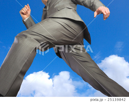 進むビジネスマン 進むビジネスマン 25139842