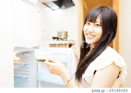アパートで一人暮らし生活をする若い日本人の女性 アパートで一人暮らし生活をする若い日本人の女性 25140103