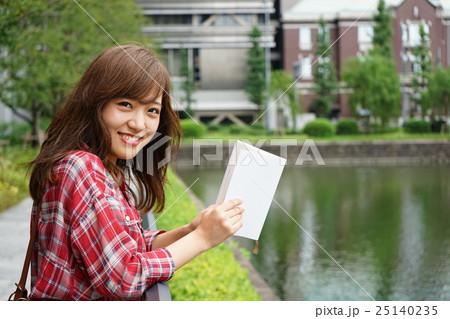 外で読書をする若い日本人の女性 25140235