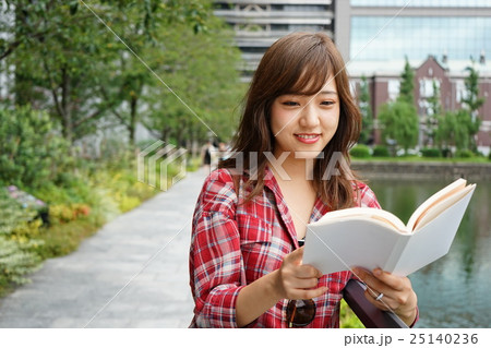 外で読書をする若い日本人の女性 外で読書をする若い日本人の女性 25140236