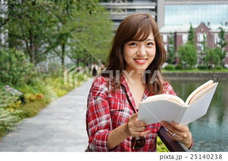 外で読書をする若い日本人の女性 外で読書をする若い日本人の女性 25140238