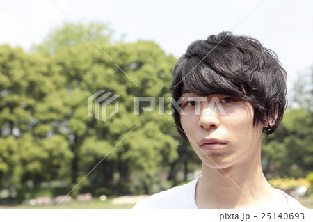 若い男性カメラ目線 若い男性カメラ目線 25140693