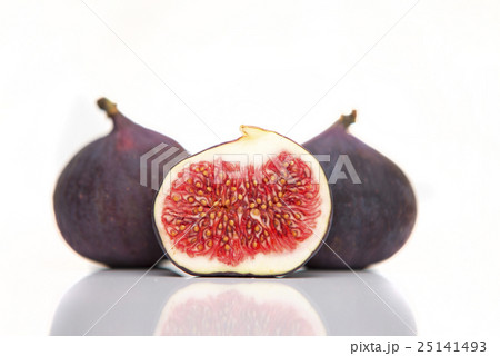 Fresh figs isolated on white with reflection 25141493
