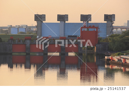 早朝の荒川放水路と岩淵水門 早朝の荒川放水路と岩淵水門 25141537