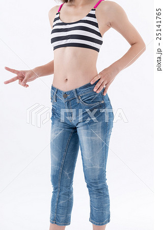 若い女性 お腹スッキリの写真素材