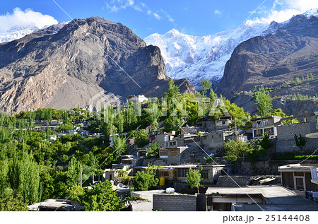 パキスタン　快晴のフンザ　カリマバード中心部から見た美しい山と街並み　 25144408