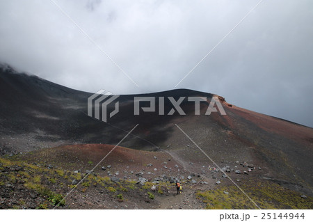 宝永山と宝永火口（富士山） 25144944