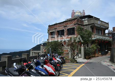 台湾　九份（きゅうふん）　山あいの町とレトロな建物 25145078