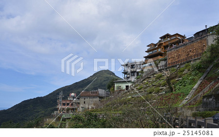 台湾　九份（きゅうふん）　九份老街の展望台を見上げる 25145081