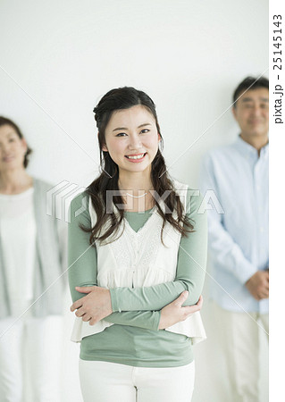 若い女性と家族 若い女性と家族 25145143