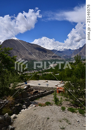 パキスタン　晴れのフンザ　カリマバード中心部から見た美しい山と村と雲　名峰ラカポシ 25146076