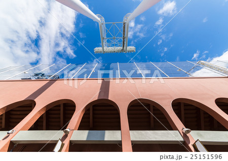 青空と野球場 25151596
