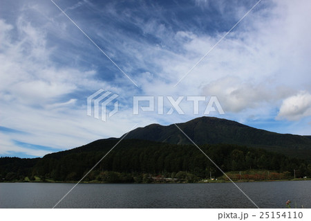 秋空と信州飯綱山 25154110