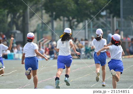 小学校の運動会風景 徒競走の写真素材