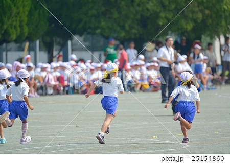 小学校の運動会風景 徒競走の写真素材