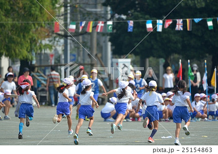 小学校の運動会風景 徒競走の写真素材