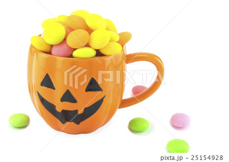 Halloween candies in pumpkin face cup 25154928