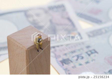 お金を見つめるシニア お金を見つめるシニア 25156234