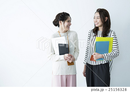 若い女性 2人 若い女性 2人 25156328
