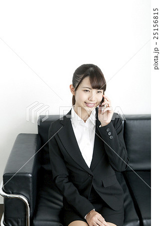 スーツで電話する２０代女性の写真素材