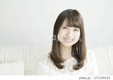 笑顔の２０代女性の写真素材 25156930 Pixta
