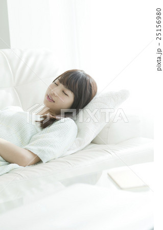 寝転ぶ女性 寝転ぶ女性 25156980