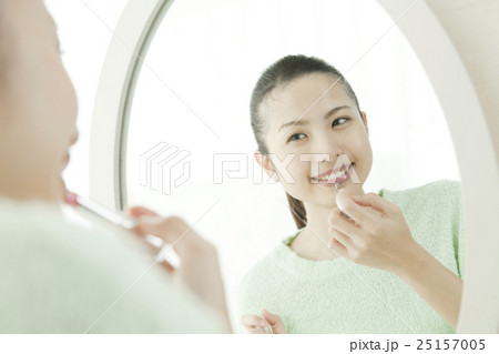 グロスを塗る女性 25157005