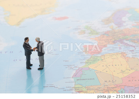 交渉する人達 25158352
