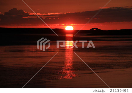 サロマ湖の茜色に染まる夕日の風景写真、北海道の夕景 サロマ湖の茜色に染まる夕日の風景写真、北海道の夕景 25159492