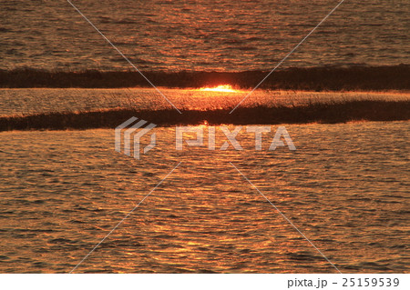 コムケ湖の湿原に落ちた夕日、自然風景、夕景、背景素材 25159539